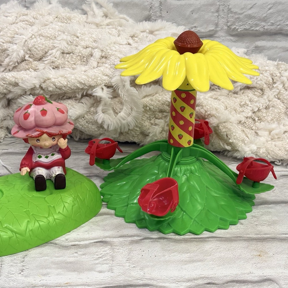 Vtg 1980 Kenner Strawberry Shortcake Carrousel merry-go-round Play Set & Holder